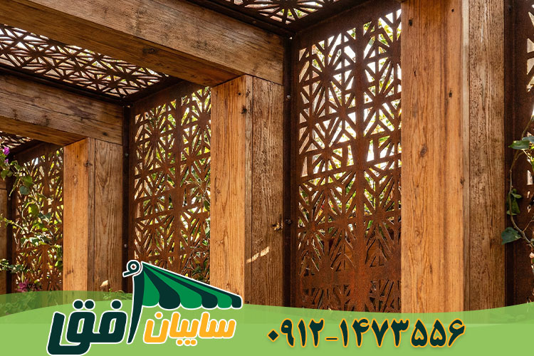 نمای نزدیک از سقف و ستون پرگولا که ترکیبی از پروفیل چوبی و ورق فلزی برش لیزری CNC است