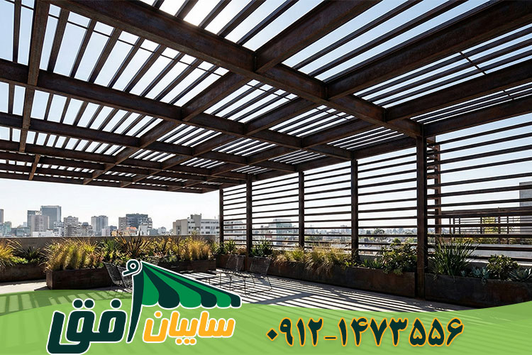 سازه پرگولا در روف گاردن با سقف مشبک باز که سایه روشن هندسی روی زمین ایجاد کرده و جنبه تزئینی دارد