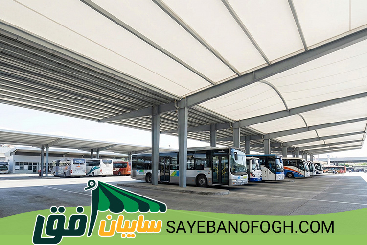 سایبان پارکینگ خودرو سنگین و اتوبوس با پوشش UPVC و پارچه نانو مقاوم، مناسب برای استفاده در ترمینالها و شرکتهای حملونقل.