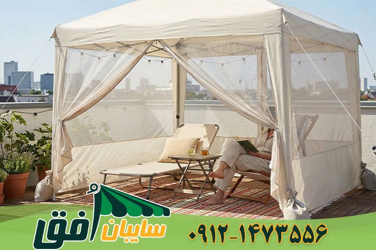 چتر روف گاردن دستی و سبک که در کنار صندلی راحتی در بام سبز قرار داده شده و قابل جابجایی است