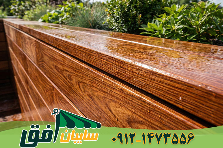 نمای نزدیک از بافت چوب ترمووود که با لایه محافظ رزین و رنگ پوشش داده شده است