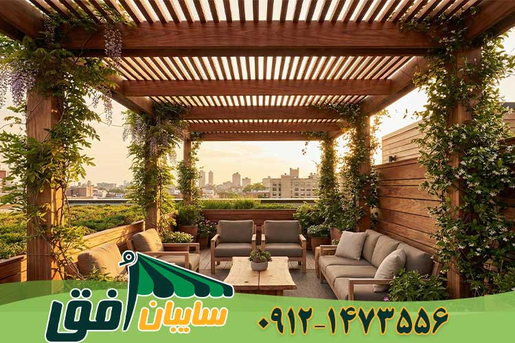 سایبان تمام چوب ترمووود در روف گاردن که با گیاهان سبز احاطه شده و فضایی گرم ایجاد کرده است